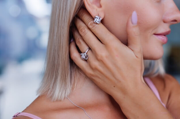 ผู้หญิงใส่ต่างหู แหวน