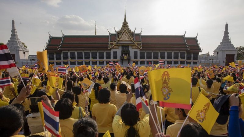 Thai people wear yellow shirt