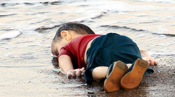 เด็กตายบนชายหาด
